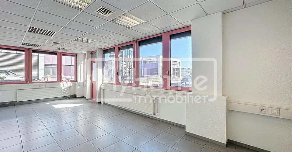 Grand local de 516 m2 avec plus de 9 pièces à Lonay