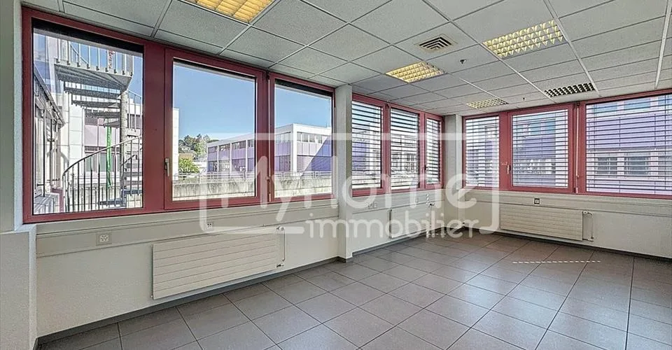 Grand local de 516 m2 avec plus de 9 pièces à Lonay