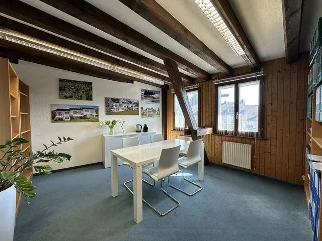 Bureau au 1er étage, idéalement pour y installer un bureau