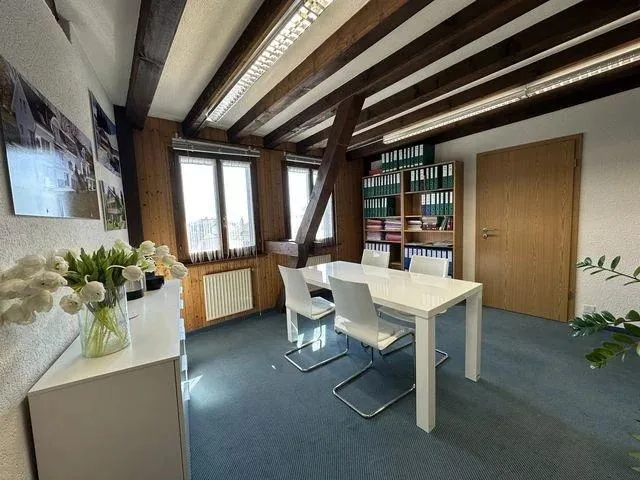 Bureau au 1er étage, idéalement pour y installer un bureau