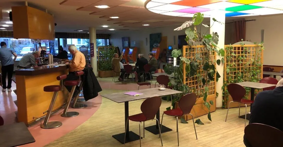 Café-Restaurant au rez-de-chaussée