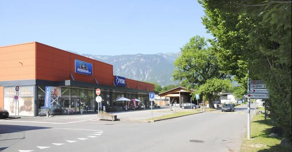 Belle surface au coeur de la zone commerciale d'Aigle