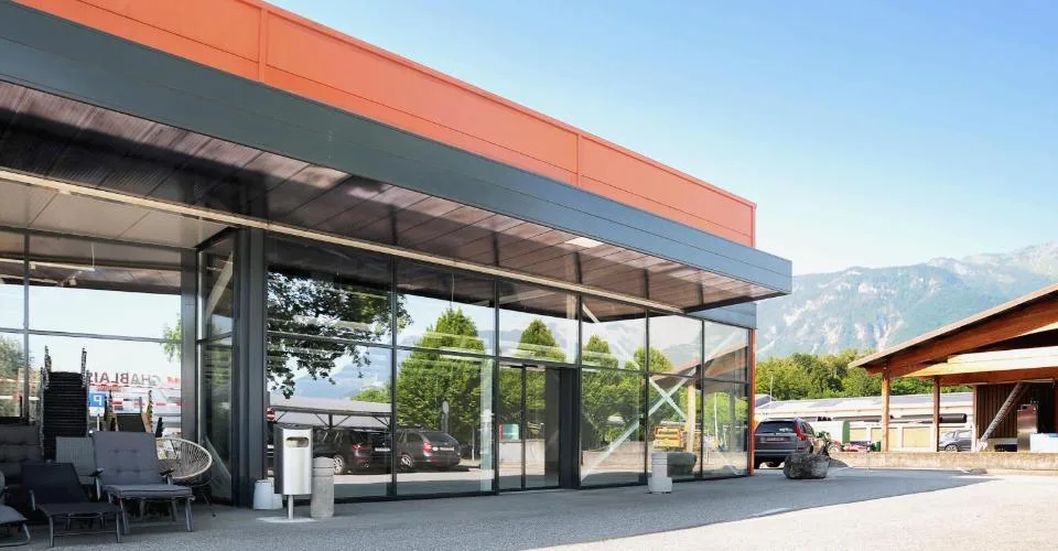 Belle surface au coeur de la zone commerciale d'Aigle