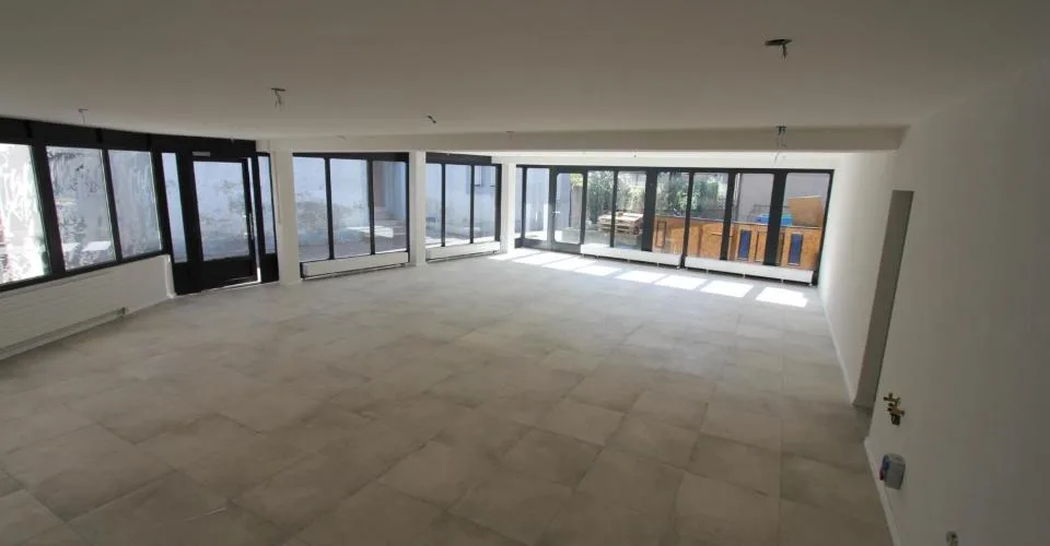 Surface commerciale d'env. 120m2 avec cave voûtée attenante - centre de Moudon