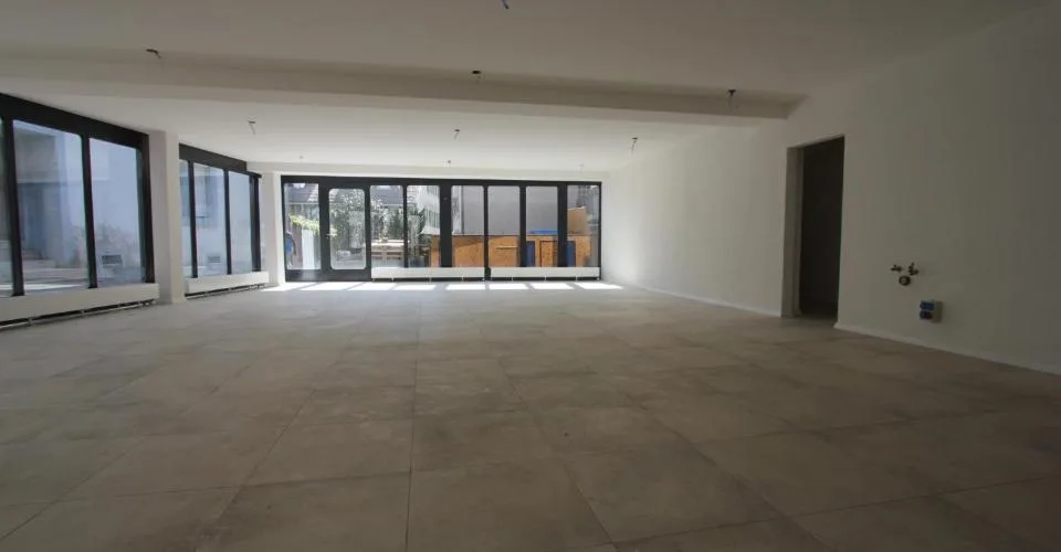 Surface commerciale d'env. 120m2 avec cave voûtée attenante - centre de Moudon