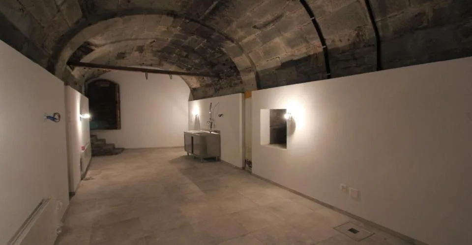 Surface commerciale d'env. 120m2 avec cave voûtée attenante - centre de Moudon