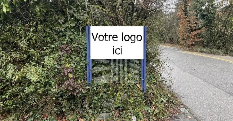 Local commercial avec 19 places de parking