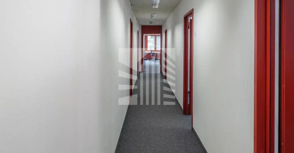 Local commercial avec 19 places de parking