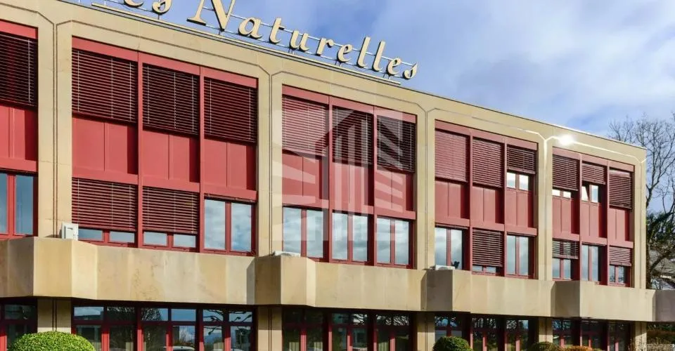 Local commercial avec 19 places de parking