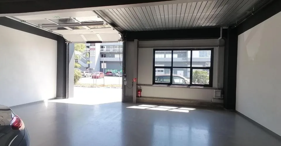 Halle d'une surface de 120 m2 au Rez
