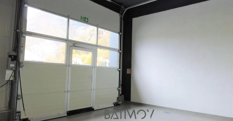Halle d'une surface de 120 m2 au Rez
