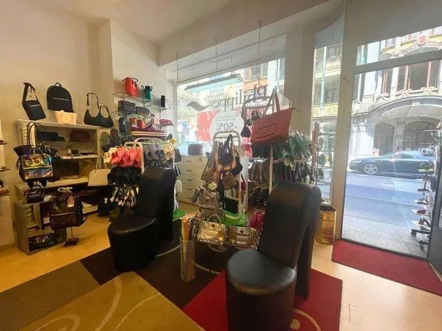 Local commercial d'approximativement 61 m2 au rez-de-chaussée