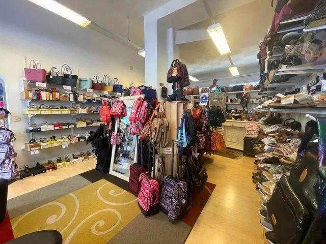 Local commercial d'approximativement 61 m2 au rez-de-chaussée