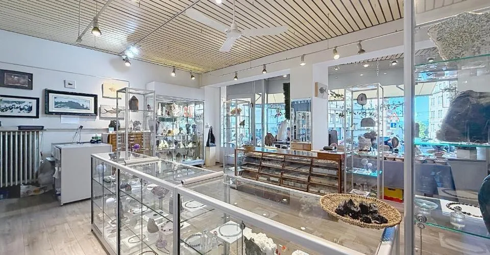 Grand local commercial avec vitrine - au coeur de Lausanne