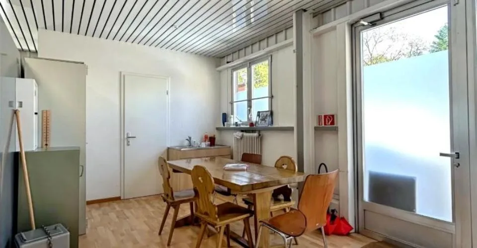 Local commercial sur deux étages, idéalement situé à Vich