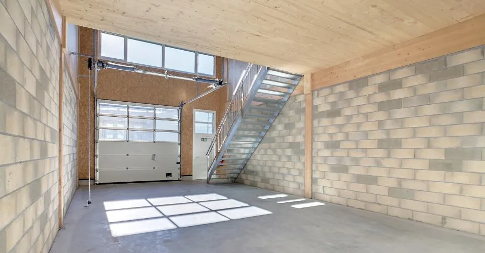 Superbe halle aménagée de 175m2 sur 3 niveaux avec grand parking