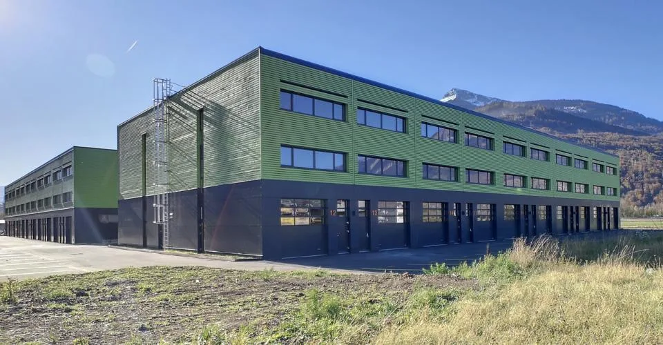 Superbe halle aménagée de 175m2 sur 3 niveaux avec grand parking