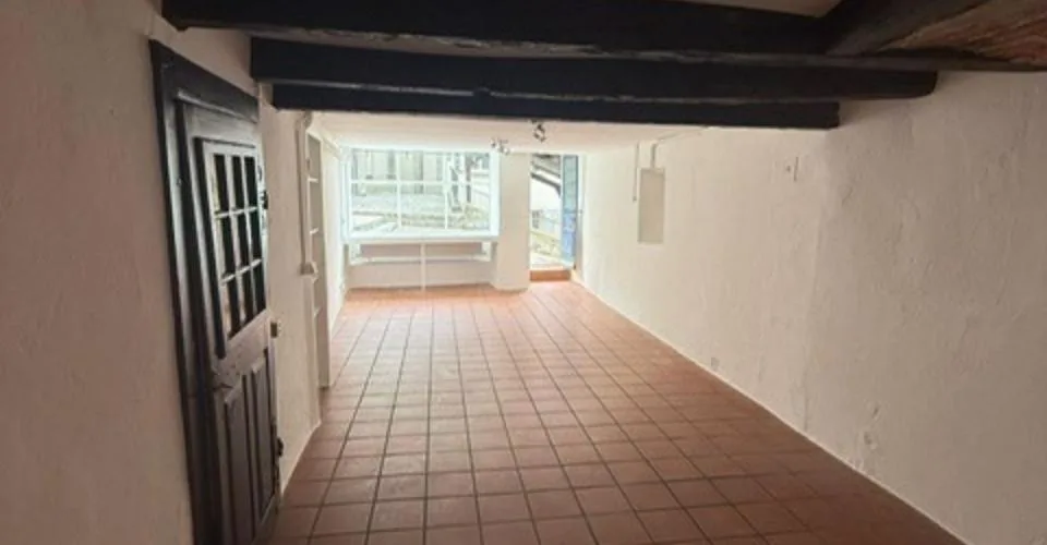 surface commerciale au rez-de-chaussée d'env. 77 m2