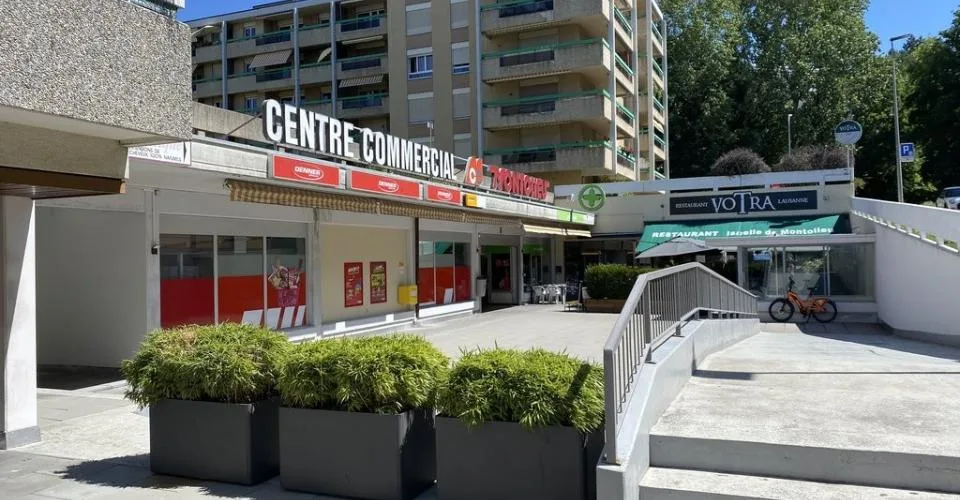Local commercial situé dans le Centre Commercial de Montolieu