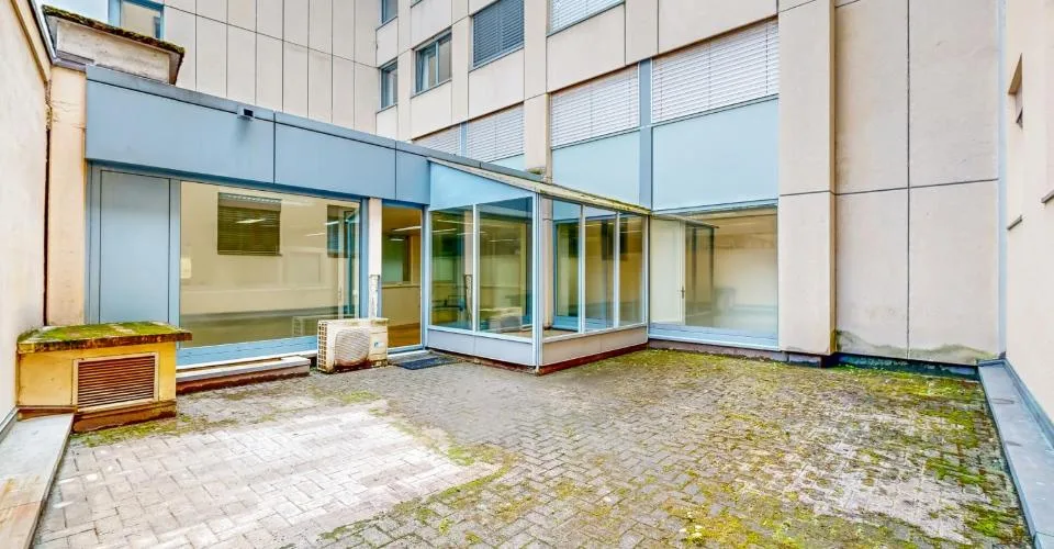Surface commerciale au rez-de-chaussée d'un immeuble administratif
