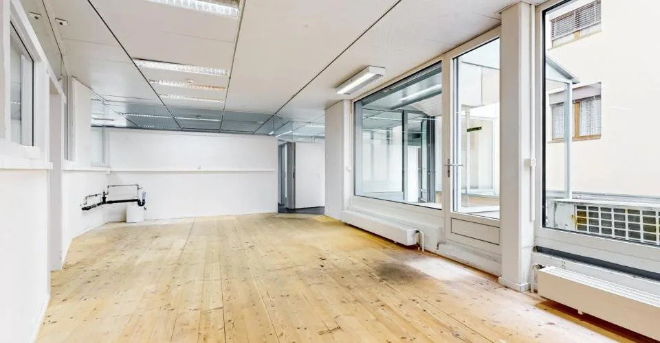 Surface commerciale au rez-de-chaussée d'un immeuble administratif