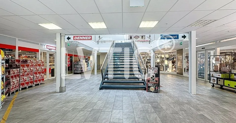 Showroom, bureaux, locaux de 1665 m2 divisibles à louer à Conthey