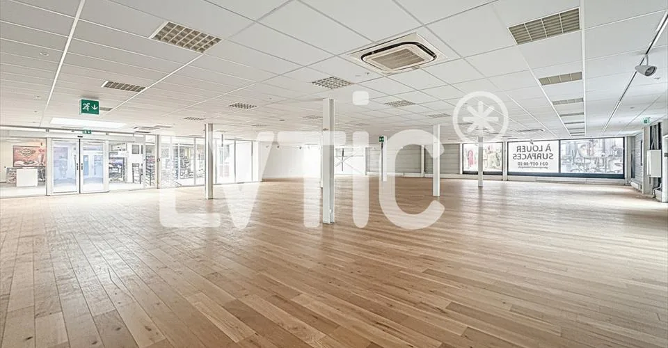 Showroom, bureaux, locaux de 1665 m2 divisibles à louer à Conthey