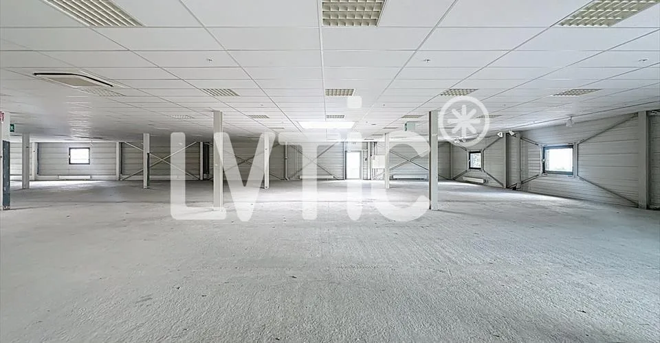 Showroom, bureaux, locaux de 1665 m2 divisibles à louer à Conthey
