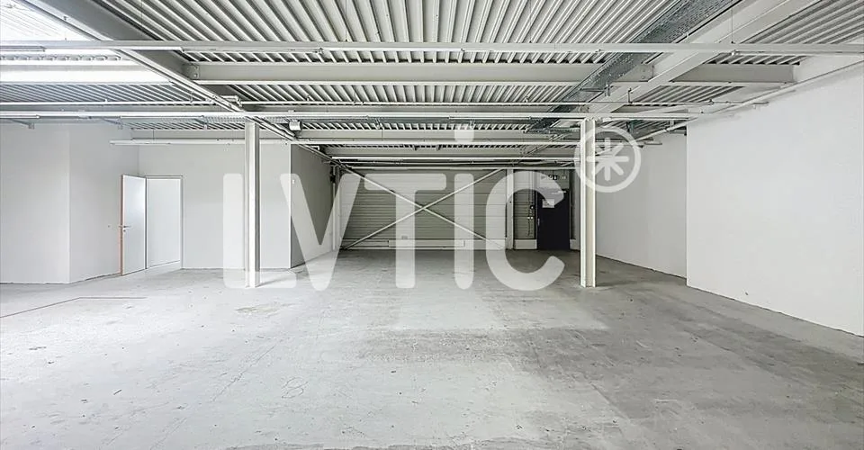 Showroom, bureaux, locaux de 1665 m2 divisibles à louer à Conthey