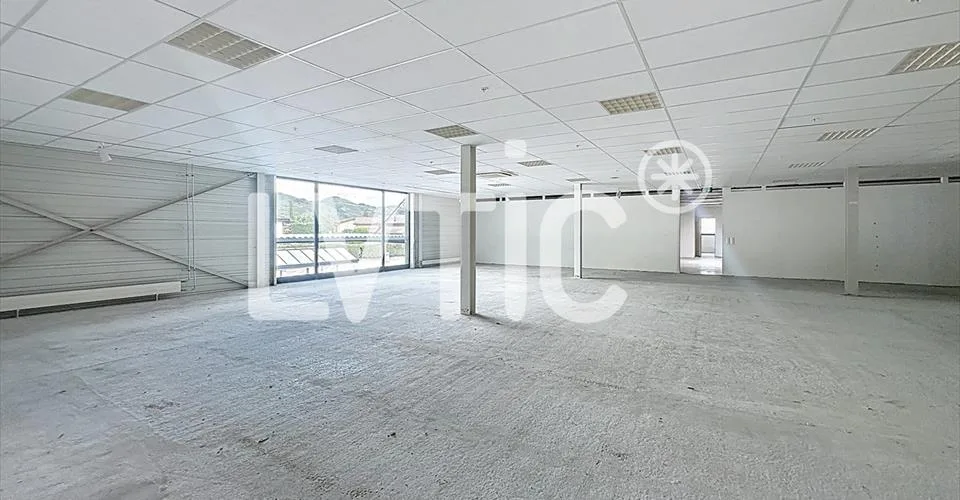 Showroom, bureaux, locaux de 1665 m2 divisibles à louer à Conthey