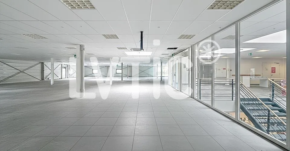 Showroom, bureaux, locaux de 1665 m2 divisibles à louer à Conthey