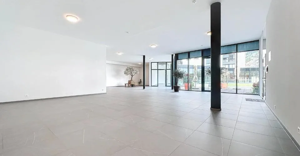A louer à Saxon, surfaces commerciales semi-aménagée de 46 m2, 33 m2 e
