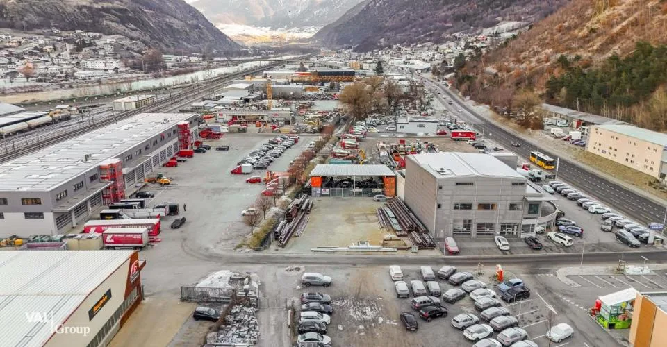 Hall commercial de haute qualité avec des possibilités d'utilisation flexibles dans un emplacement privilégié