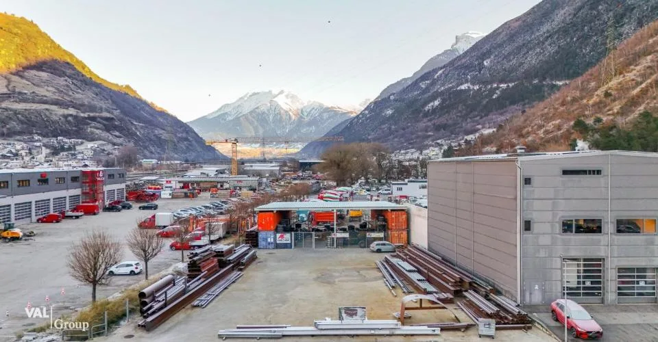 Hall commercial de haute qualité avec des possibilités d'utilisation flexibles dans un emplacement privilégié