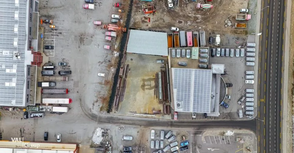 Hall commercial de haute qualité avec des possibilités d'utilisation flexibles dans un emplacement privilégié