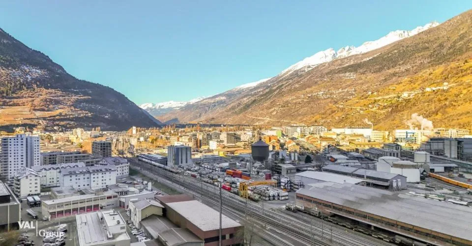 Hall commercial de haute qualité avec des possibilités d'utilisation flexibles dans un emplacement privilégié