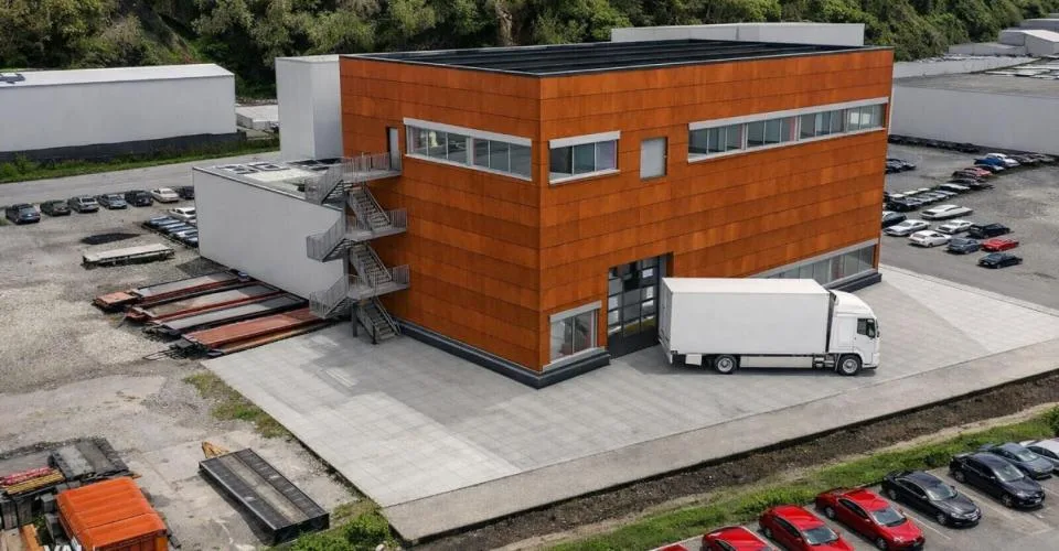 Hall commercial de haute qualité avec des possibilités d'utilisation flexibles dans un emplacement privilégié