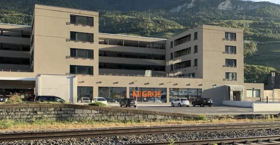 Espaces commerciaux neufs devant la gare