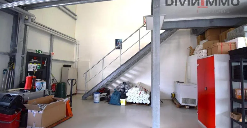 Hall industrielle de 145 m2 avec 5 places de parc