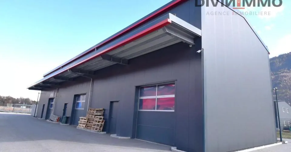 Hall industrielle de 145 m2 avec 5 places de parc