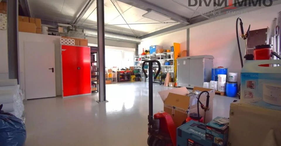 Hall industrielle de 145 m2 avec 5 places de parc