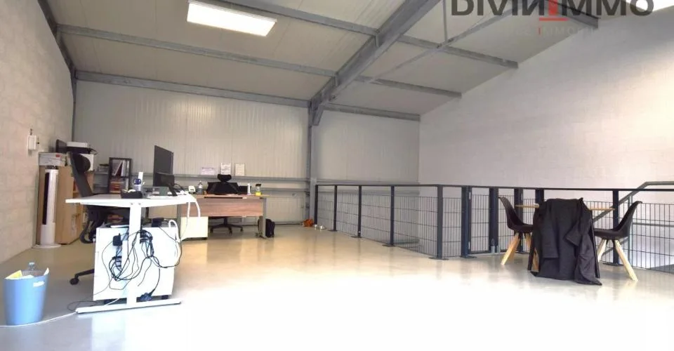 Hall industrielle de 145 m2 avec 5 places de parc