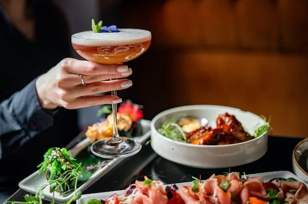 ST-MAURICE : MAGNIFIQUE CAFÉ & BAR À LOUER