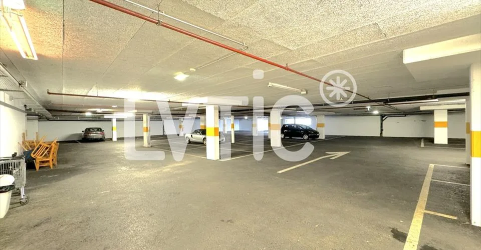 Showroom, bureaux, locaux de 290 m2 à louer à Conthey