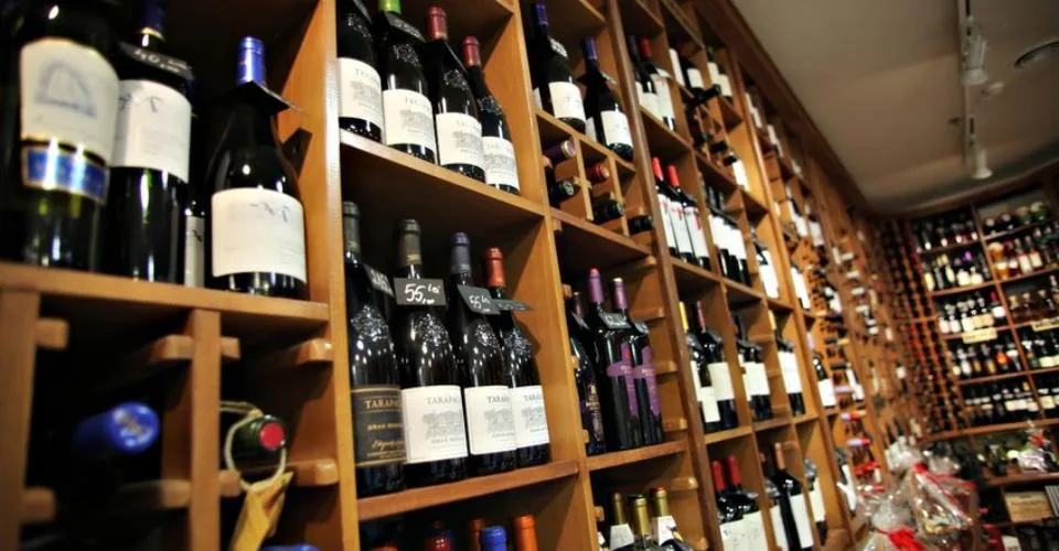 GENÈVE : CAVE À VIN À REPRENDRE