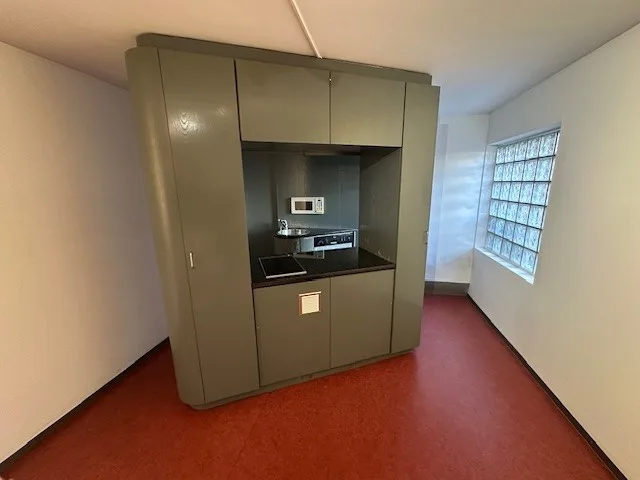 Arcade de 286 m2 environ au rez-de-chaussée avec grande vitrine.