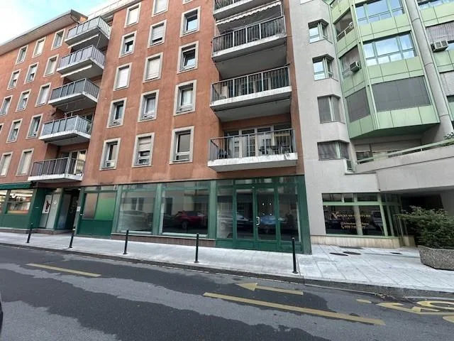 Arcade de 286 m2 environ au rez-de-chaussée avec grande vitrine.