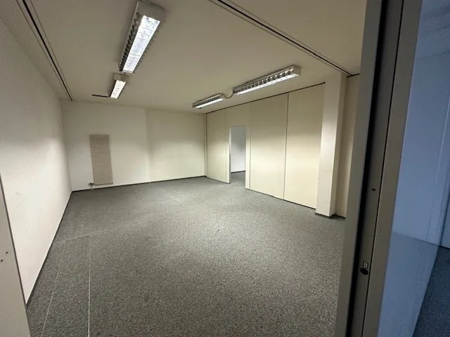 Arcade de 286 m2 environ au rez-de-chaussée avec grande vitrine.