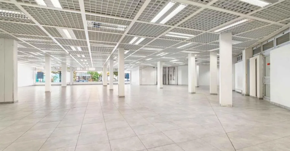 Chêne-Bourg - CHF 300.--m2-an - Arcade de 470m2 avec un dépôt au sous-sol d'environ 230m2
