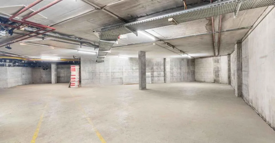 Chêne-Bourg - CHF 300.--m2-an - Arcade de 470m2 avec un dépôt au sous-sol d'environ 230m2